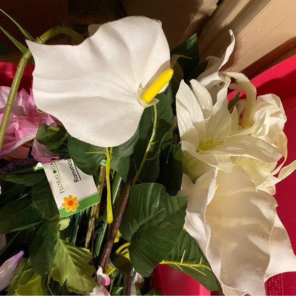 A BOX OF MIXED SEASON FAUX FLOWERS AND PICKS THEY ARE NOT CUT DIY CRAFTS - Picture 11 of 11